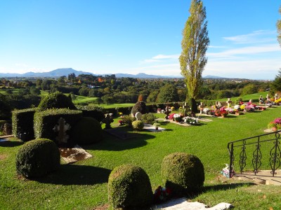 Vue du cimetière d'Arcangues, le golf et les Pyrénées